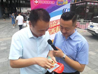 新百工作人员当场刮奖