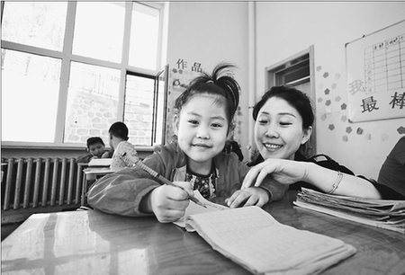孩子们无忧无虑地学习、生活。