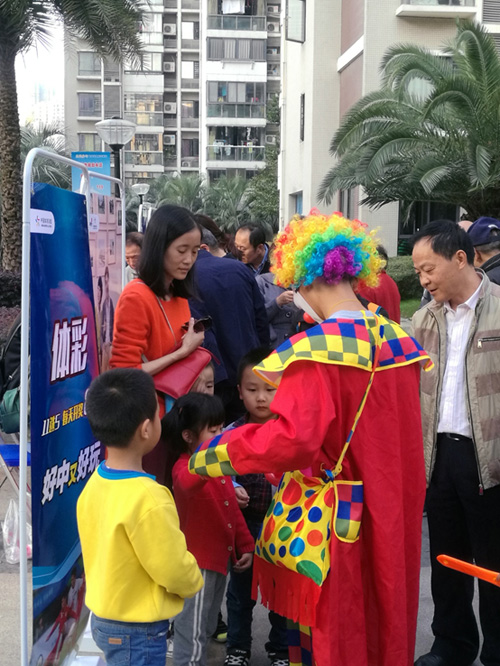工作人员现场“摆摊设点”宣传