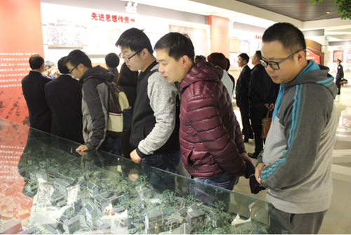 福彩中心党员走进热血、燎原、纪念等展厅进行参观