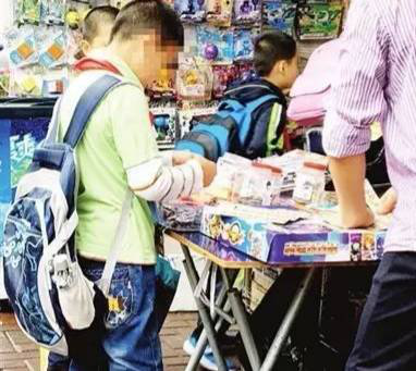 小学生正在购买山寨彩票