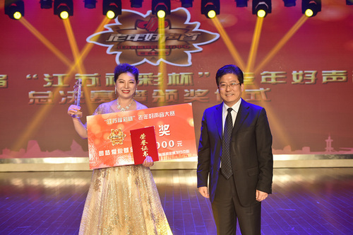 来自盐城市的选手李伟燕以11911票，荣获“最佳人气奖”