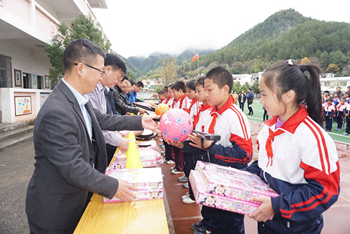 “快乐操场”传幸福回声