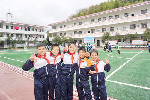学生们和“体育彩票公益小分队”