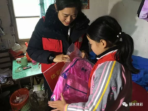 丽水体彩志愿者慰问留守儿童