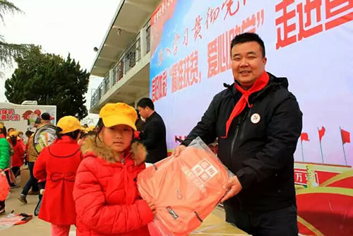 信阳体彩业主参与助学活动