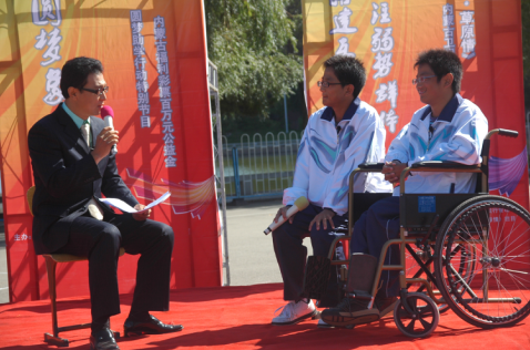 “福彩·草原情”走进校园资助贫困大学生
