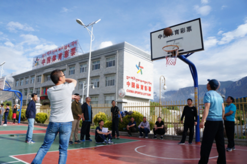 图片说明：已投入使用的篮球场吸引了不少体育爱好者