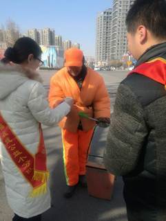 走街串巷献爱心 一碗热汤暖人心