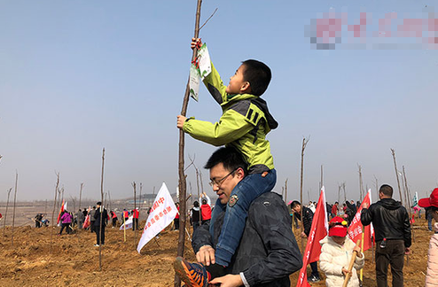 烟台市福彩中心的小志愿者正在挂心愿卡