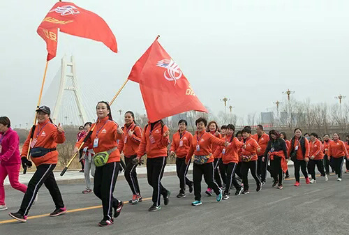 安丘女性参加全民健身徒步大会