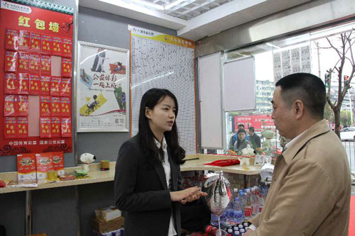 江西体彩中心主任何东昌(右)与京东华中区域物流市场部负责人交谈