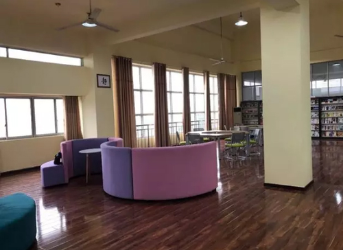 学校图书室变成小书吧 成为学生最爱的地方