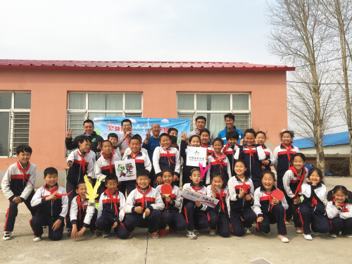 两所学校的孩子合影