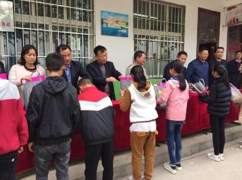 志愿者们和留守儿童一起到学校活动室进行互动