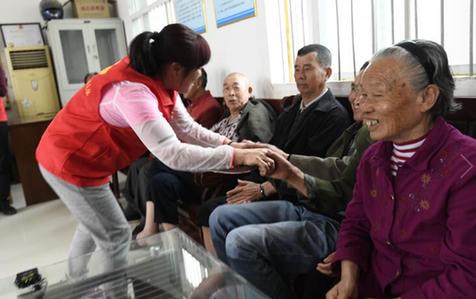 爱心彩民走进敬老院