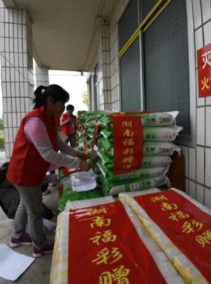 爱心彩民走进敬老院