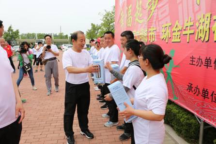 为比赛胜出者颁发了奖品