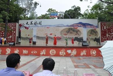福彩‘五一’同庆”大型文艺汇演中的旗袍秀表演
