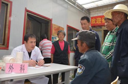 医生到坡仓村开展义诊活动