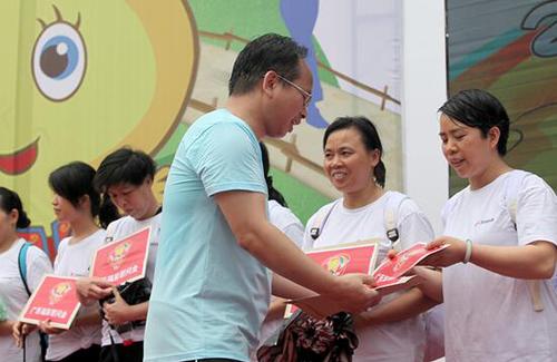广西福彩中心副主任梁卫向困难单亲妈妈发放慰问金
