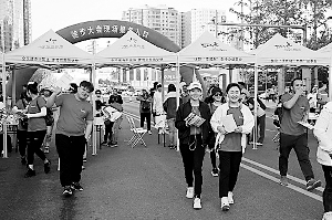 保障全民健身 辽宁体彩志愿者亮相大连徒步大会