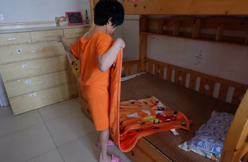 小秋起床后叠被子