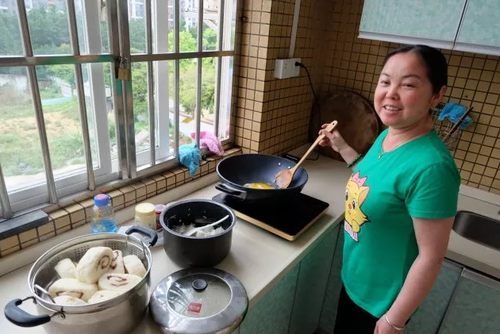 每天叫醒孩子们起床后，唐姨都要忙着准备早餐
