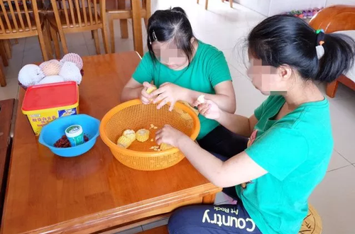 唐姨忙着准备午饭，小春和小夏帮忙掰玉米