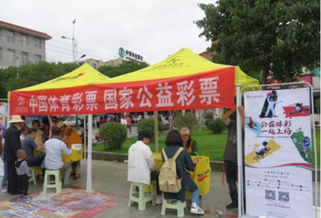 在赛事现场支起带有中国体育彩票“顶呱刮”标志的黄色帐篷