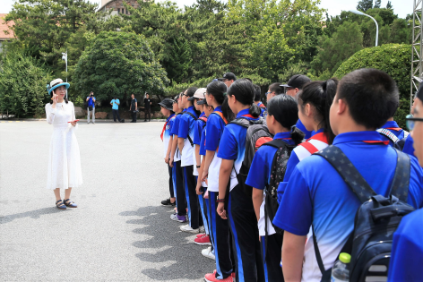 孩子们就在带队老师的引领下来到了海大鱼山校区