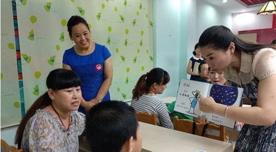 义工志愿与孩子们交流，消除恐惧心理