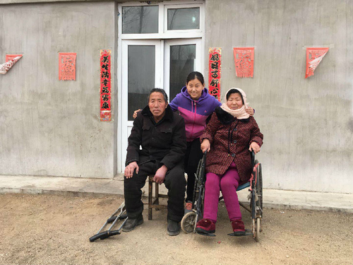 周艳梅和她的养父养母