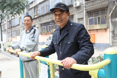 在小区里就能找到锻炼的设施