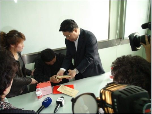黑龙江省副省长孙永波将福彩爱心善款交到张丽莉家属手中