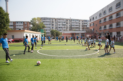 小学生与泰达球员开展互动活动