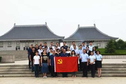 天津福彩走进烈士陵园