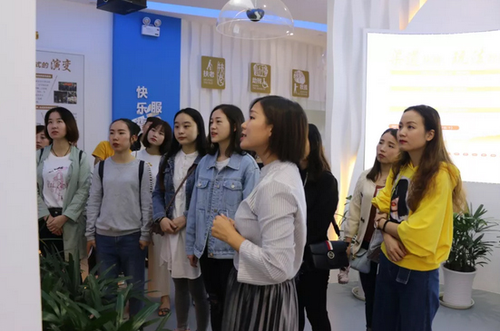 参观文化展厅 感受公益福彩魅力