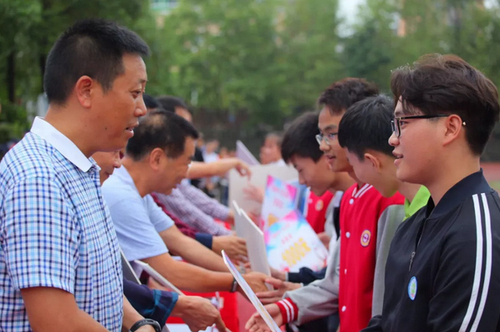  “这份真情岂是感谢两字所能表达”