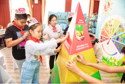 孩子们踊跃报名上台参加游戏