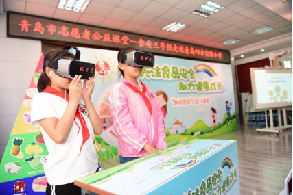孩子们通过VR眼镜观看白羽鸡的成长过程