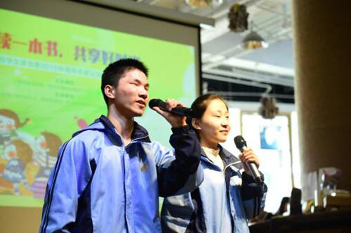 两位学生深情朗诵着诗歌《光的赞歌》