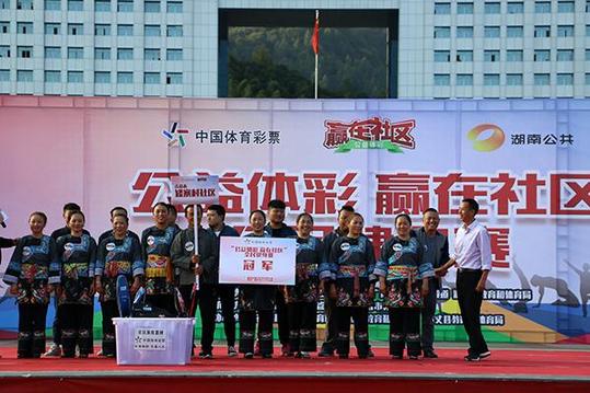 热情激昂的湘西苗族鼓舞
