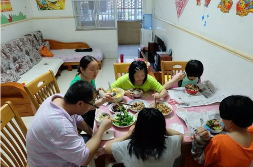 “模拟家庭”一家六口共进晚餐