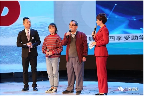 爱心人士代表老丁以及受助学子代表韦昇言接受采访