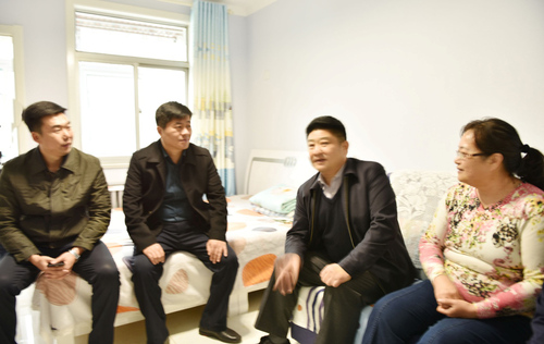 活动中，相关领导还走访慰问了社区困难群众