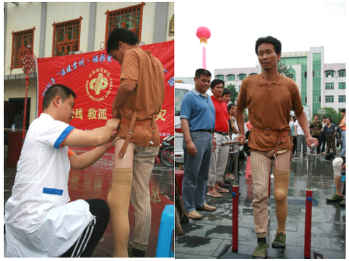 2009年“福彩爱心助残·健康行”活动工作人员为杨光明安装假肢后，杨光明尝试着自由活动