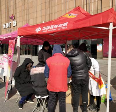 刮刮乐”小卖场现场购彩者正在购买