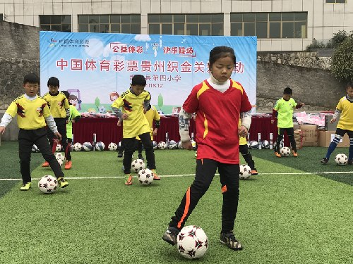 贵州省U14省队教练蔡斌给孩子们上了一堂足球课
