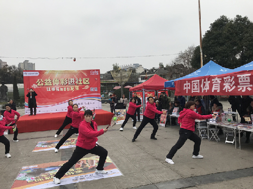 扶贫座谈解决当地实际困难